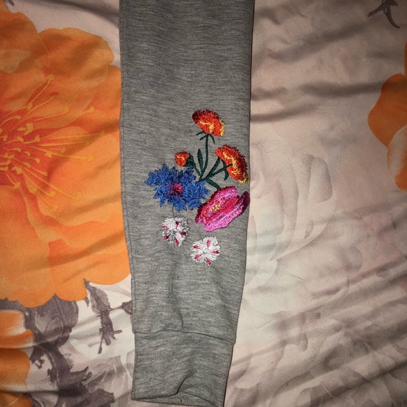 Cute spring Flower embroidered sweater - Picture 5 of 6